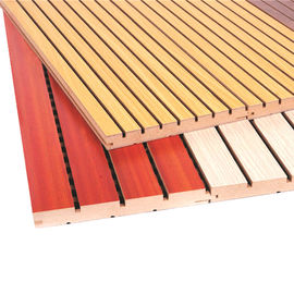 El panel insonoro acanalado de madera del sitio del estudio del panel acústico de la chapa incombustible de la fibra de poliéster