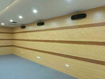 El panel acústico acanalado de madera material decorativo del diseño interior para la función Pasillo