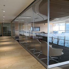 Los muebles de oficinas de cristal Frameless dividen las paredes operables para la sala de conferencias